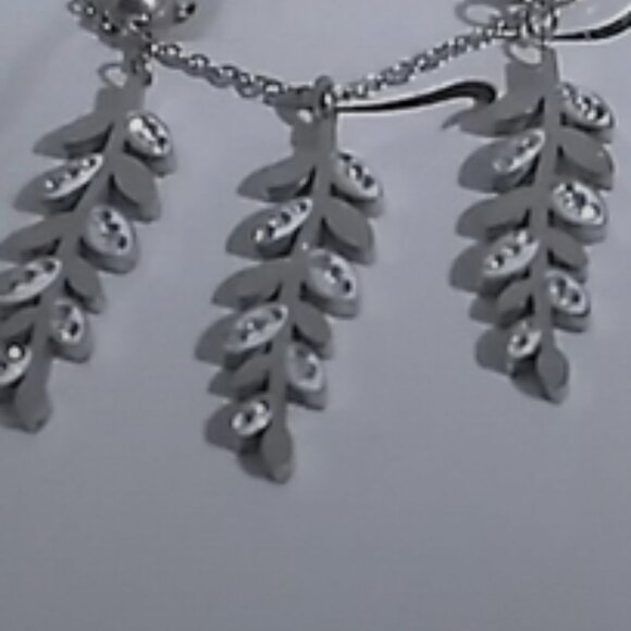 NEW- EARRING WITH MISTLETOE LEAF PENDANTS SET - Picture 2 of 5
